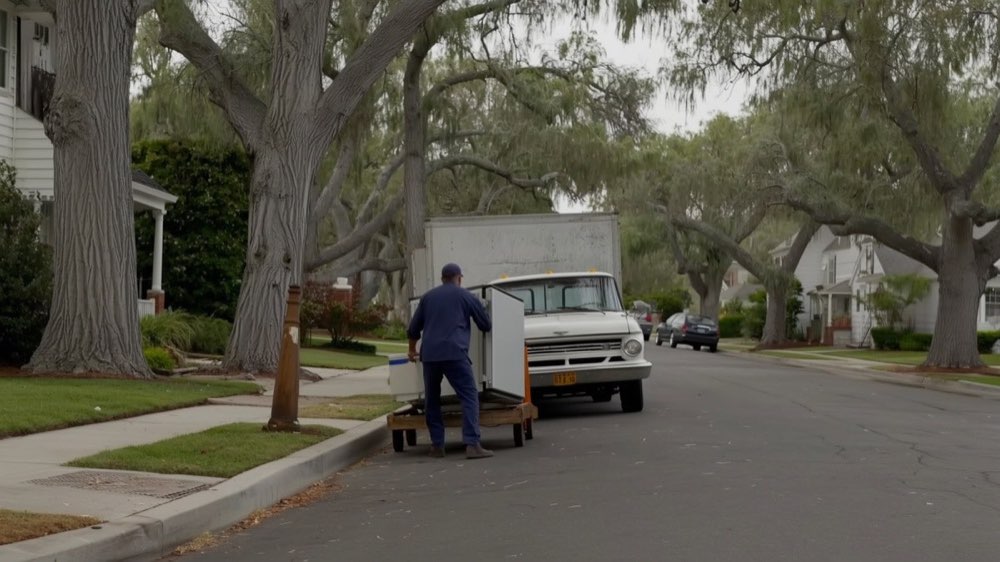 Refrigerator carried out on a hand truck